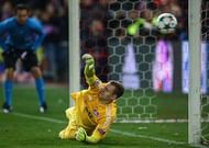 MADRID, SPAIN - MARCH 17: Bernd Leno of Bayer Leverkusen dives in vain to save from Antoine Griezmann of Atletico Madrid during the penalty shoot out during the UEFA Champions League round of 16 match between Club Atletico de Madrid and Bayer 04 Leverkusen at Vicente Calderon Stadium on March 17, 2015 in Madrid, Spain.  (Photo by Gonzalo Arroyo Moreno/Getty Images)